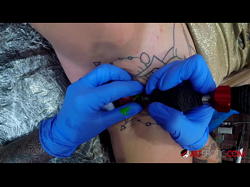 ❤️ Ekstreme tatuita varmulo Sully Savage ricevis tatuon sur sia klitoro ❤️ Kvalita sekso ĉe porno eo.porn33.top ❌️